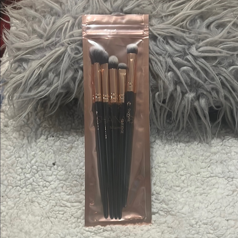 Shaina B eyes Brush Set with Black and Gold Handles